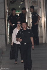 组图：李天一案庭审结束 梦鸽戴墨镜走出法院