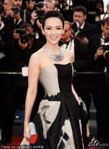 组图：章子怡灰墨裹胸裙走红毯妆容精致