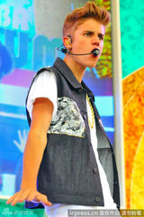 组图：贾斯汀比伯东京献唱 自摸裤裆表情超拽