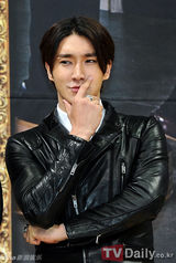 组图：《电视剧之王》发布 崔始源中分头表情搞怪