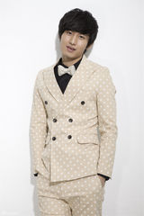 组图：成毅阳光写真时尚潮男波点控