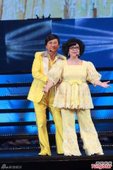 组图：曾志伟薛家燕扮肥姐 郑欣宜隔空寄思念