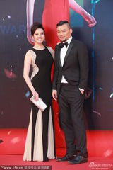 组图：湛淇黑裙亮相金像红毯 搭男伴身形显富态