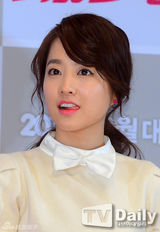 组图：《热血青春》试映 李钟硕亮粉西装抢镜