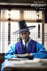 组图：韩剧《阿娘使道传》李准基申敏儿剧照曝光