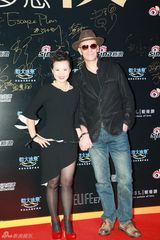 组图：微博之夜红毯 龚琳娜老锣牵手揽腰