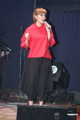 组图：容祖儿睽违11年台北开唱 一身大红烧乌龟