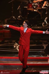 组图：陈奕迅压轴演唱 与女歌手热情拥抱