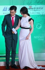 组图：上海电视节红毯 女星频遭踩裙男星忙护花