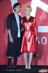 组图：桂纶镁金发造型示人 舞台上大玩变装秀