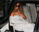 组图：玛利亚负伤吊绷带开唱 低胸水钻裙典雅