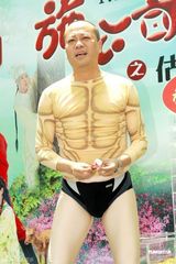 组图：欧阳震华裸体造型亮相 险遭同性当众热吻