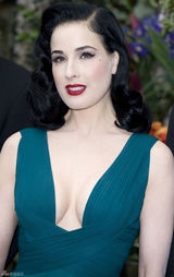 组图：黛塔-范-提斯深V长裙露完美胸线