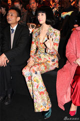 组图：张雨绮顶梨花头捞金 印花套装美胸险走光