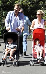 幻灯图集：布兰妮和男友携儿子出游 场面温馨