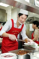 组图：韩星郑俊镐出席福利院分享活动献爱心