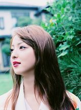 组图：佐佐木希玩变装秀 穿旗袍抱熊猫