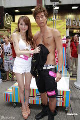 组图：陈伟成与Mia拍广告称与周秀娜感情没问题