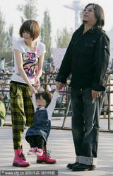 幻灯图集：高晓松携妻女音乐节享天伦