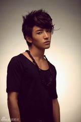 幻灯图：许诺写真忧郁绽放 尝试华丽新造型