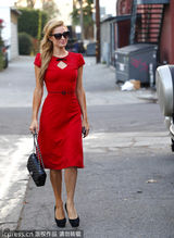 组图：希尔顿携小男友逛街 紧身红裙曲线毕露