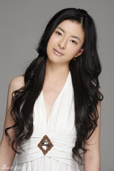 组图：杨紫彤拍纯美写真 大露香肩秀性感