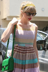 组图：泰勒-斯威夫特彩虹裙出街 红唇美肌玩转撞色