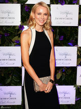 高清图：43岁娜奥米-沃茨亮相晚宴笑容难掩皱纹