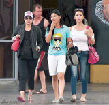 组图：郭晶晶挺大肚携夫游泰国 曝预产期9月底