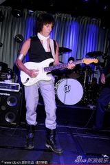 组图：众星献唱纪念皇后乐队主唱65岁诞辰