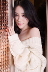 组图：姜欣雨拍居家写真 新戏中变身摇滚女孩儿 