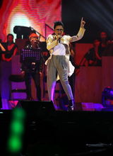 组图：周笔畅8日北京开唱 台上活力十足