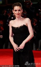 组图：《冰人》首映 薇诺娜-赖德黑裙衬白嫩美胸