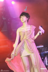 组图：泳儿演唱会带病上阵 险象环生幸无大碍