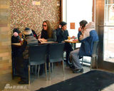 幻灯图集：茱莉和皮特带四个孩子郊游 享用午餐 