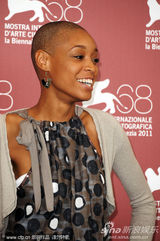 组图：《硬纸盒小镇》记者会 女主角光头造型抢眼