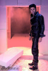 组图：《欢乐合唱团》主演夸张造型 致敬经典恐怖片