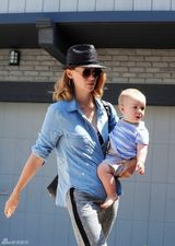 组图：詹纽瑞-琼斯抱娃出门 潮妈范儿气场超强