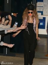 组图：Lady Gaga戴猪鼻上阵 侧身露内衣现纹身