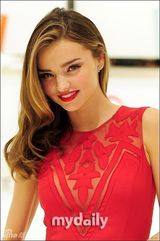 组图：米兰达可儿访韩镂空裙甜美将为球赛开球