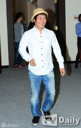 组图：韩谐星金秉万卢宇镇出席公益活动