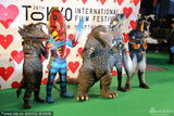 组图：东京电影节开幕群星亮相 小怪兽闹绿毯