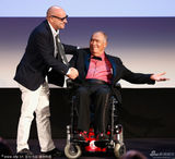 组图：评委会主席贝纳多-贝托鲁奇坐轮椅登台