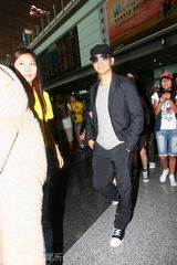 组图：赵文卓携家人抵京 新生娇儿首度亮相