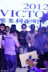 组图：郑伊健出席明星慈善夜 对婚礼三缄其口