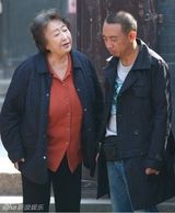 组图：《谁来伺候妈》热拍 彭玉现场数次落泪