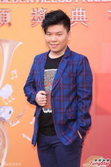 组图：常石磊一身蓝衣醒目亮相金曲奖红毯