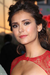 组图：妮娜-杜波夫性感红裙美艳亮相