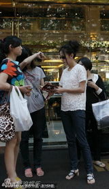 组图：赵薇镂空衫配木屐悠哉逛街 开心与粉丝合影