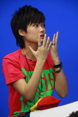 高清组图：李宇春做客聊新专辑 表情丰富尽情搞怪